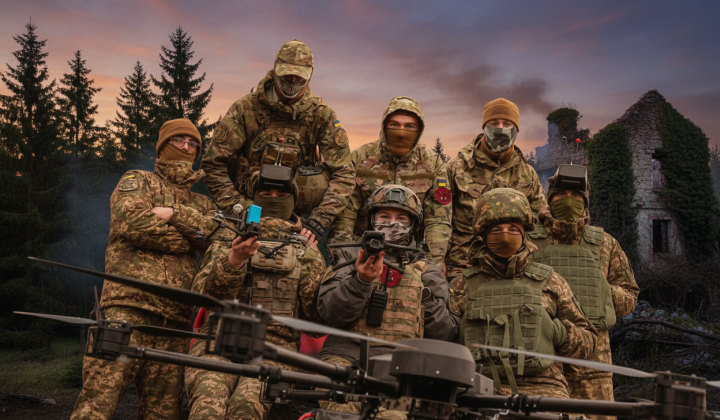 Оператор дрону з далекою радіостанцією