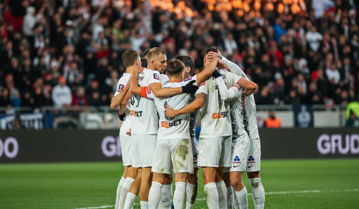 Гравець залишив позаду захисників та забив гол