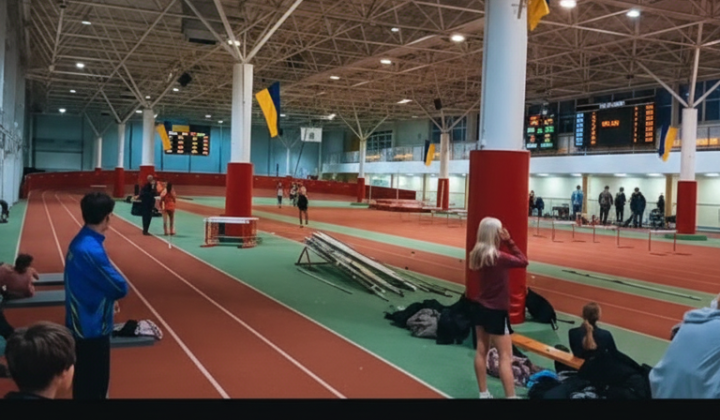 12-year-old Ukrainian jumps with a pole