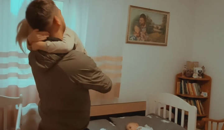 Father-Defender meets with children at the front