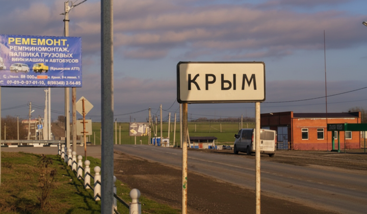 Діти тренуються зі зброєю в окупованому Криму