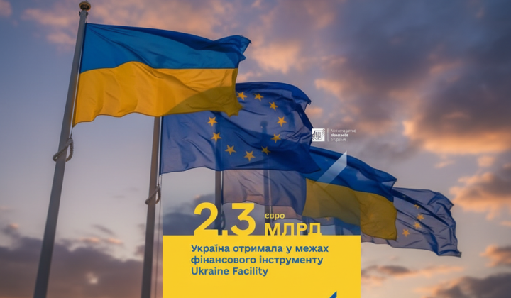 Люди з українськими прапорами на демонстрації
