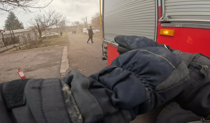 Рятувальники гасять пожежі після обстрілів
