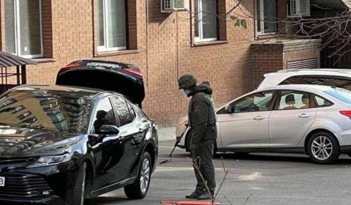 Автомобіль Гео Лероса з пристроєм для стеження