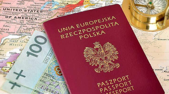 Два паспорта на фоне Польши