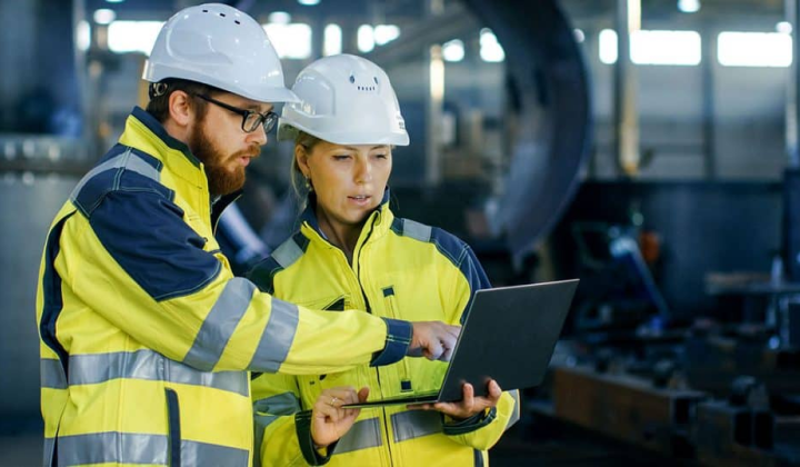 Зображення трьох іноземців, які працюють разом