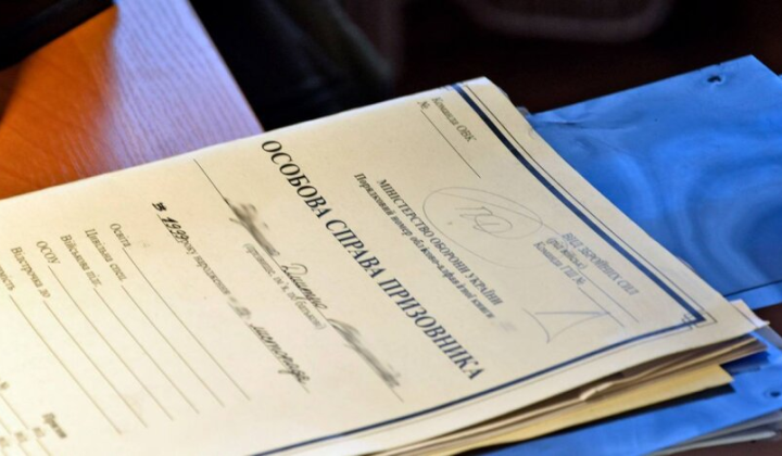 Дві людини говорять по телефону