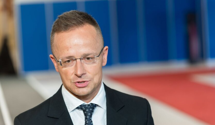 Политик выступает на пресс-конференции