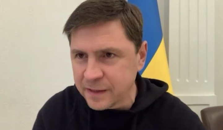 Зеленський з усмішкою представляє виборчий закон