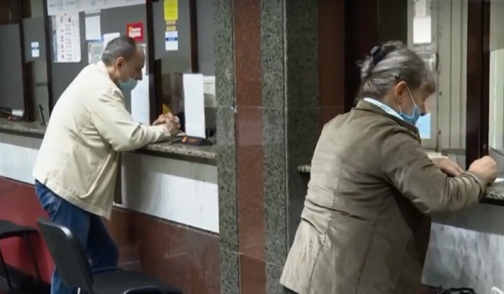 Пенсіонер з документами в руках