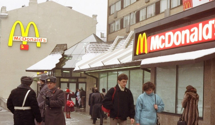 Логотип McDonald’s на фоні прапора Росії