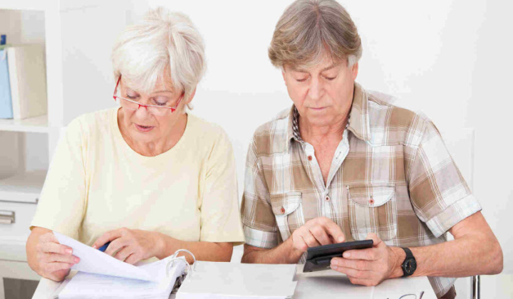 Стопка банкнот на столбе додаткових коштів