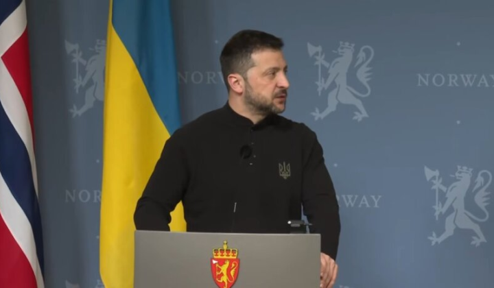 Зеленский на фоне американского флага в Саудовской Аравии