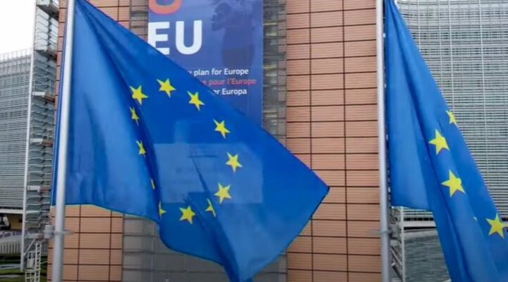 Державні прапори України та ЄС