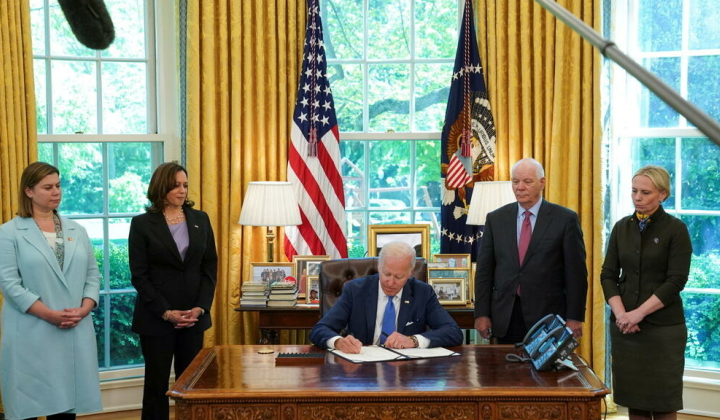 Джон Уокер Мейсон подписывает документы