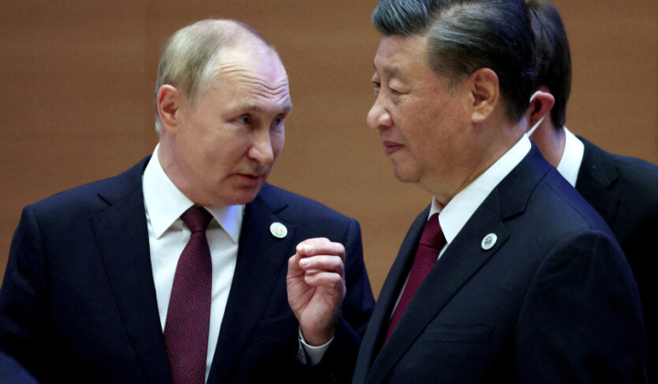 Си Цзиньпин разговаривает с Путиным в Кремле