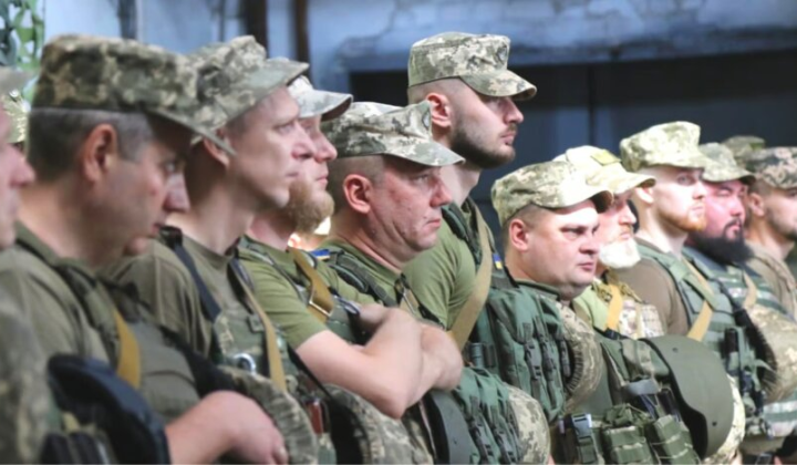 Украинские граждане с повестками на мобилизацию