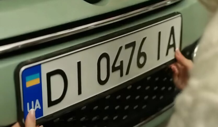 Авто з загадковими номерами на дорозі