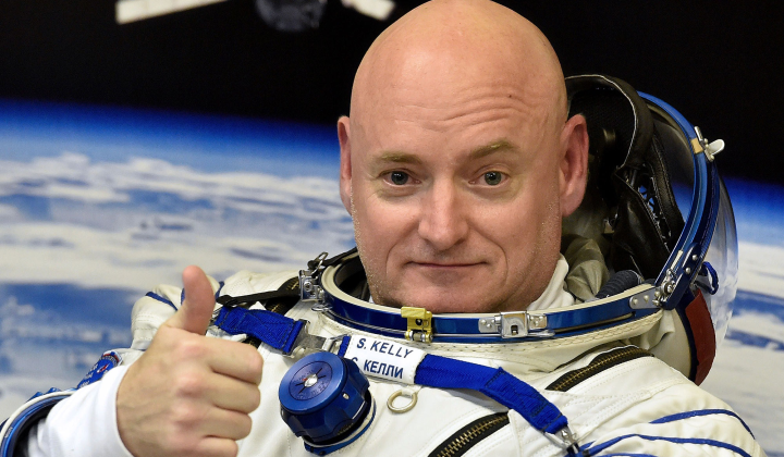 Астронавт Скотт Келлі з зібраними коштами.