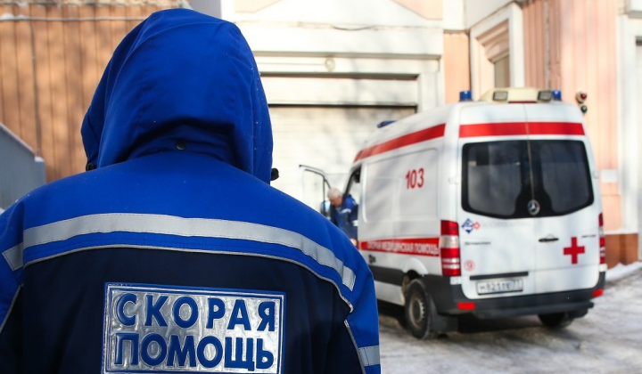 Дитина з болтом у роті