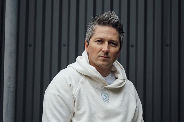 Олександр Педан тренується в спортзалі