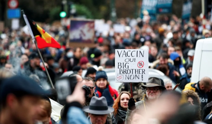 Протести у Брюсселі проти карантину: поліція з водометами