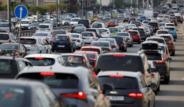 Водій за кермом автомобіля