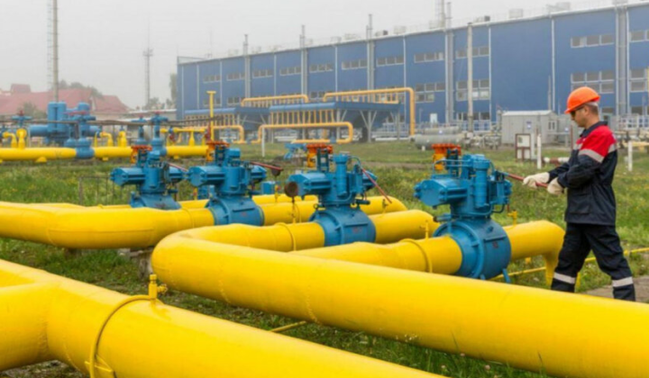 Зеленський на фоні прапора України