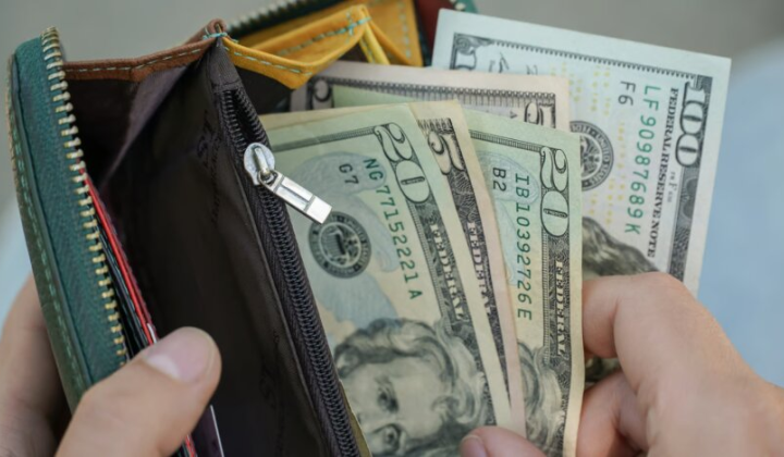 Украинцы покупают валюту