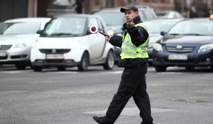 Авто на штрафстоянке с полицейским
