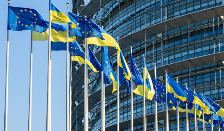 Прапори України і двох країн ЄС