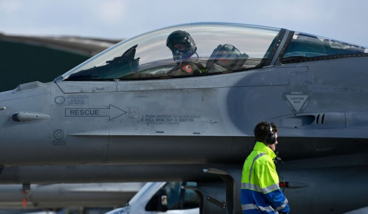 Военные самолеты F-16 в полете