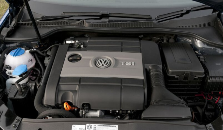 Водій вмикає кондиціонер, економія пального