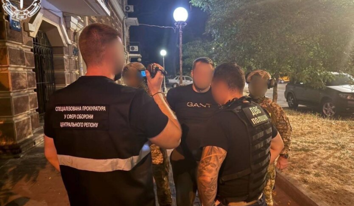 Екс-військовий переправляє чоловіків через кордон