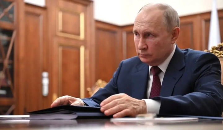 Портрет Путіна з прапором Росії