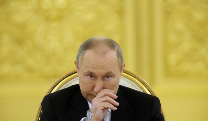 Помогая Путину удержаться у власти