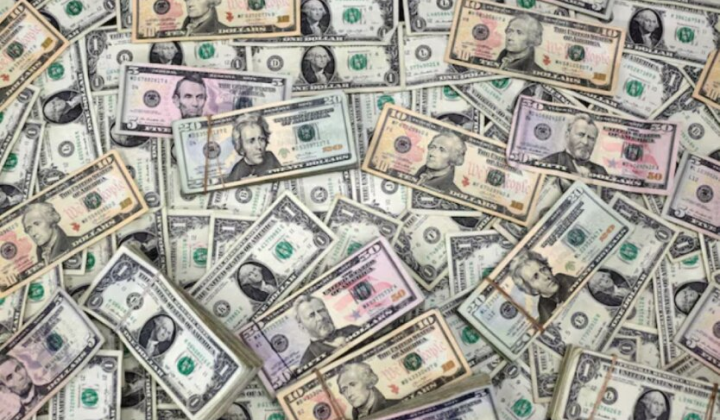 Флаги США и тарифы на фоне