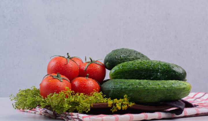 Огурцы и помидоры в супермаркете