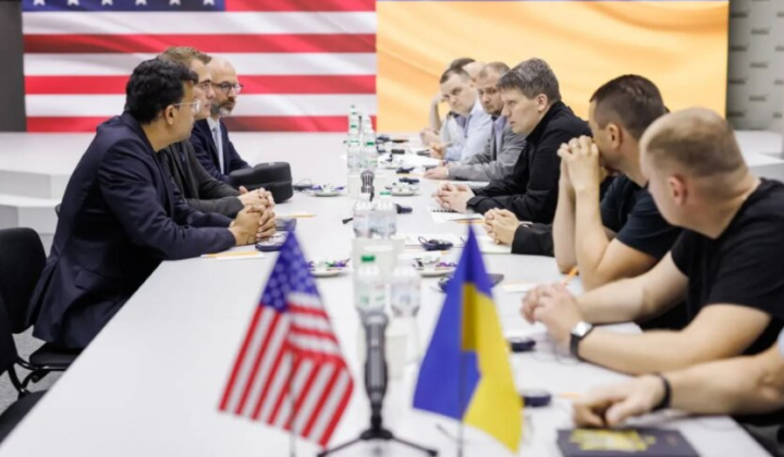 Логотип компании Axon на фоне американского флага