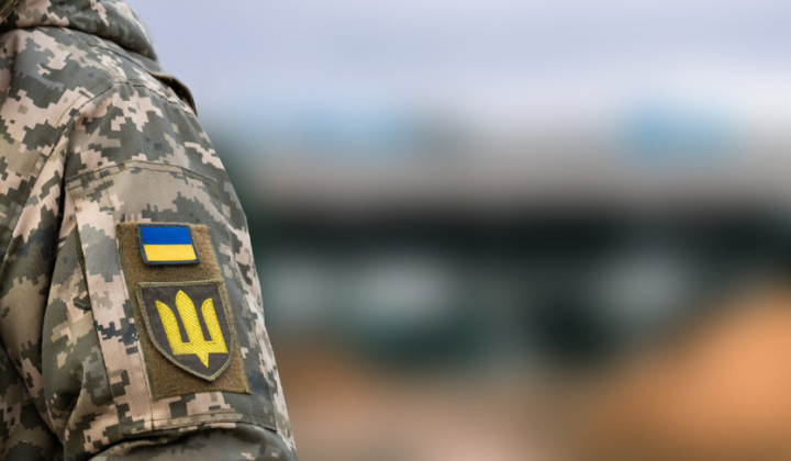 Група бійців повертаються у військову частину