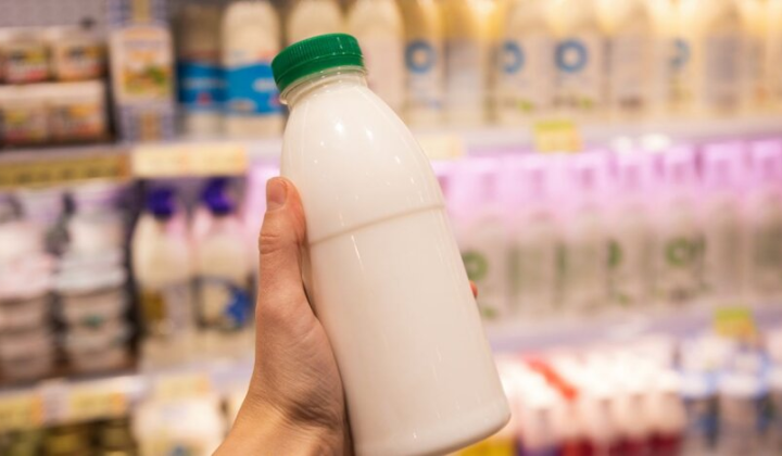 На зображенні - яйця, молоко, вершкове масло та соняшникова олія