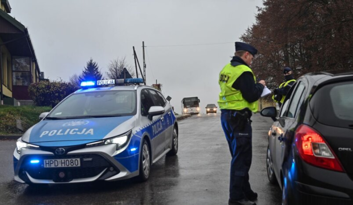 Изображение польского автомобиля и украинского паспорта