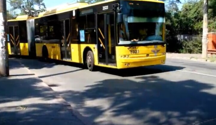 Женщина работает на строительстве