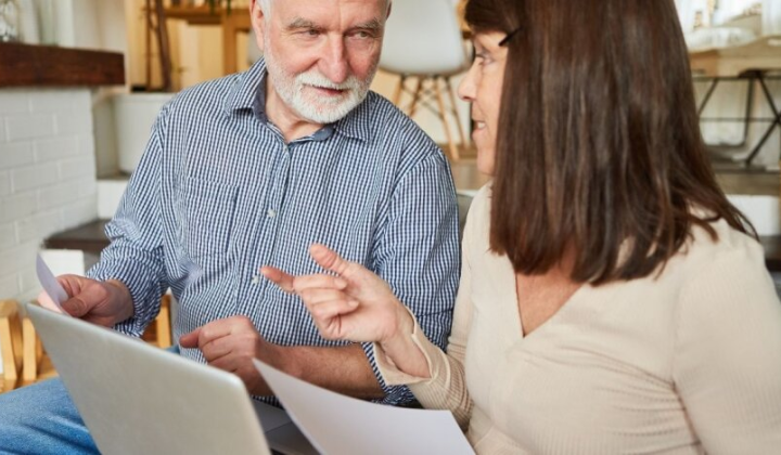 Гроші у банкнотах з іконами пенсіонерів.