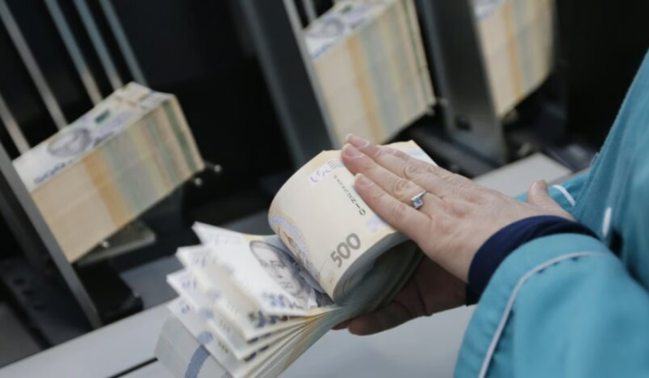 Зарплаты чиновников правительства выросли