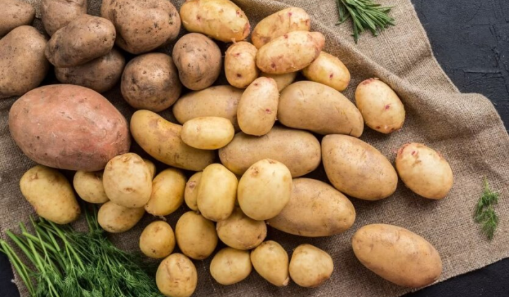 Картопля на темний фон