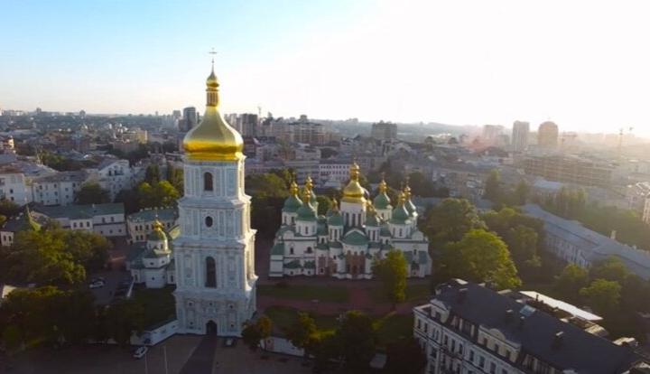 Студенти виконують реставраційні роботи на картині