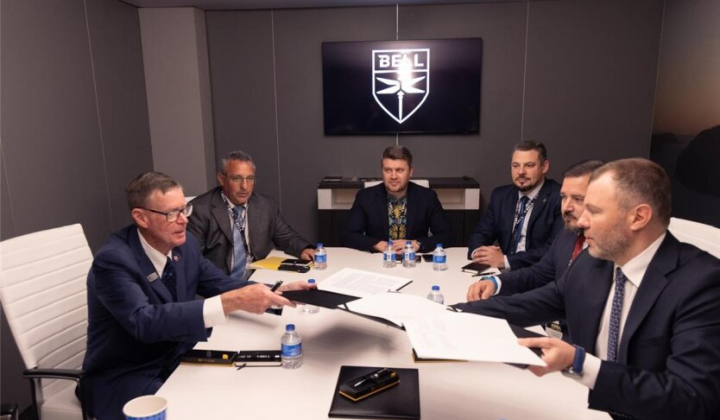 Логотип Bell и флаг Украины