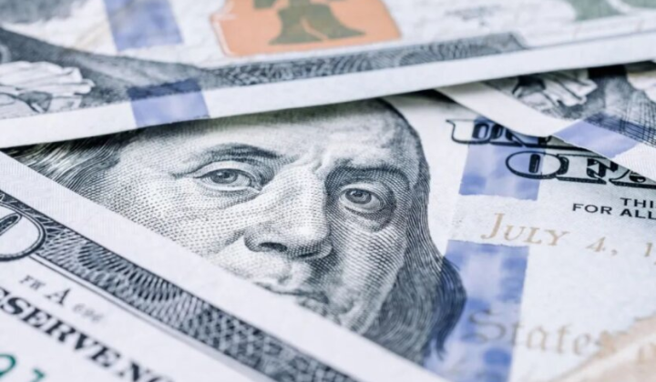 Українці купують долари: що буде з гривнею