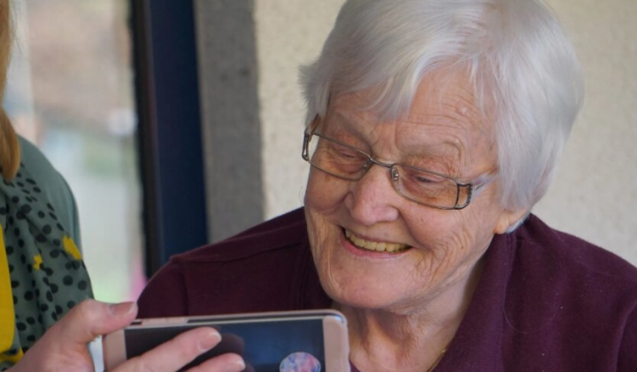 Пенсіонер отримує гроші